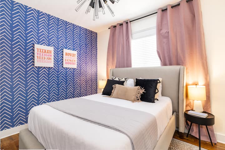 Dhomë gjumi | Krevat dopio "Queen" | Tema perëndimore | Kati i dytë
Pusho i qetë në këtë dhomë gjumi të guximshme dhe të gjallë me një mur me theks shevron blu, art muri perëndimor, perde të errëta dhe ndriçim të butë ambienti.