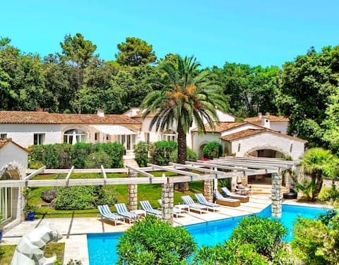 Beautiful spacious villa, heated pool, paddle tennis.