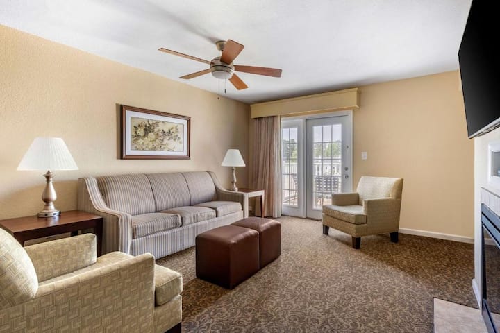 Një divan krevat elegant i vendosur në dhomën e ndenjjes ofron një përzierje të përsosur rehatie dhe komoditeti, duke krijuar një hapësirë të ngrohtë dhe mikpritëse për vizitorët për t'u çlodhur, për të pushuar dhe për të shijuar qëndrimin e tyre me lehtësi çdo ditë.