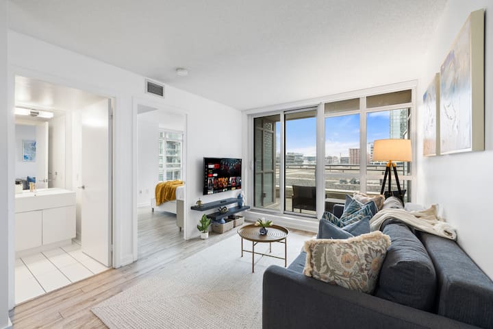 Sleek Downtown Oasis Modern Retreat in Toronto