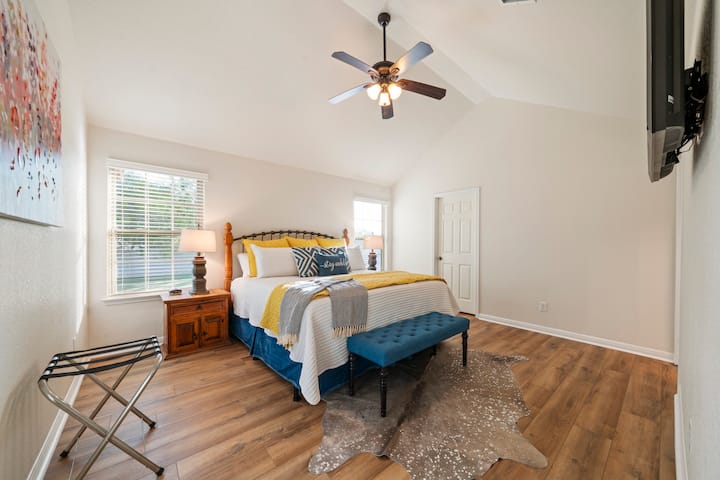 חדר השינה הראשי כולל מיטת קינג סייז עם חדר רחצה צמוד, ארון, שידה וטלוויזיה חכמה.

ככל שתשהו יותר, כך תחסכו יותר! - הנחה:
שהייה של 4 עד 6 לילות? 5%
שוהים 7-13 לילות? 10% 
שהייה של 14 עד 20 לילות? 15% 
שוהים 28 לילות? 25%