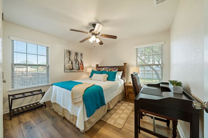 בחדר שינה 2 יש מיטת קווין סייז, פינת עבודה ייעודית, ארון ושידה. משתף חדר אמבטיה עם חדר שינה 3. כולל מכונת רעש לבן ושקע USB ייעודי לטעינת גאדג'טים.