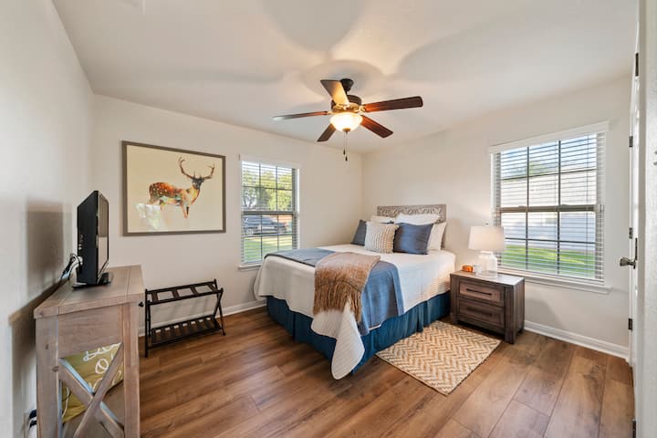 בחדר שינה 3 יש מיטת קווין סייז, טלוויזיה חכמה, ארון ושידה. יש חדר רחצה עם חדר שינה 2. כולל מכונת רעש לבן ושקע USB ייעודי לטעינת גאדג'טים.