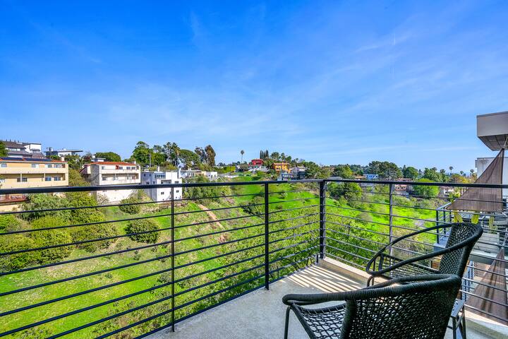 Bright & Luxurious Retreat Home, Panoramic Views! gallery image 4