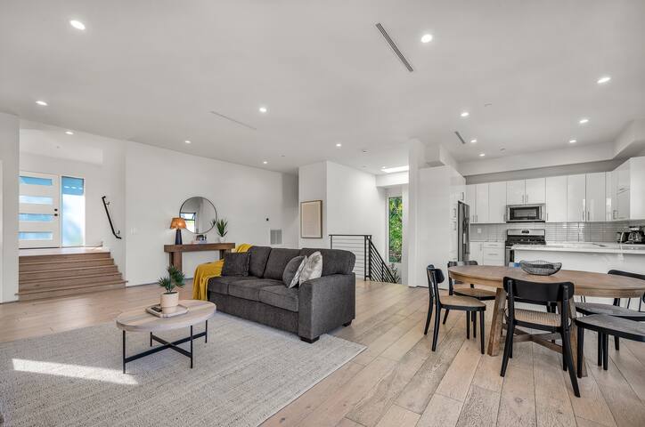 Bright & Luxurious Retreat Home, Panoramic Views! gallery image 2