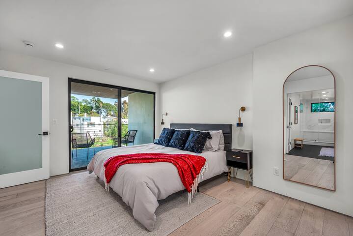 Bright & Luxurious Retreat Home, Panoramic Views! gallery image 3