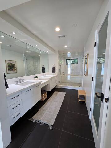 Bright & Luxurious Retreat Home, Panoramic Views! gallery image 5