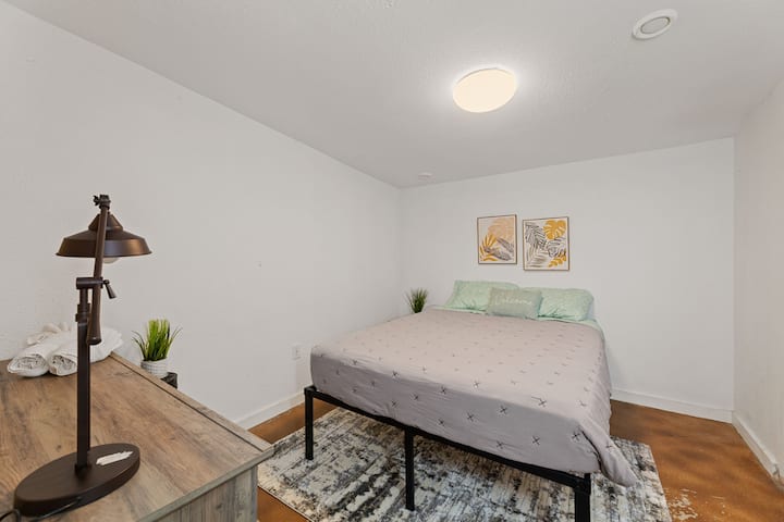 Тази стая се намира близо до нашето перално помещение. Това е отделна част от дома. 