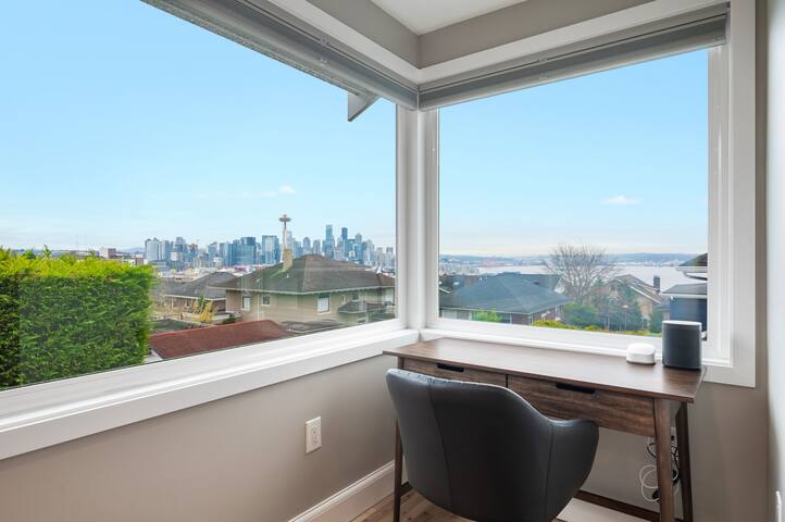 3BR Kerry Park Queen Anne – Skyline & Water View! gallery image 2