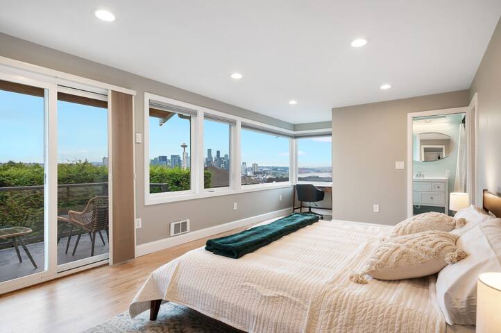 3BR Kerry Park Queen Anne – Skyline & Water View! gallery image 5