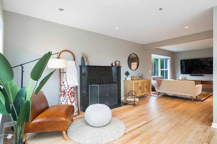 3BR Kerry Park Queen Anne – Skyline & Water View! gallery image 4