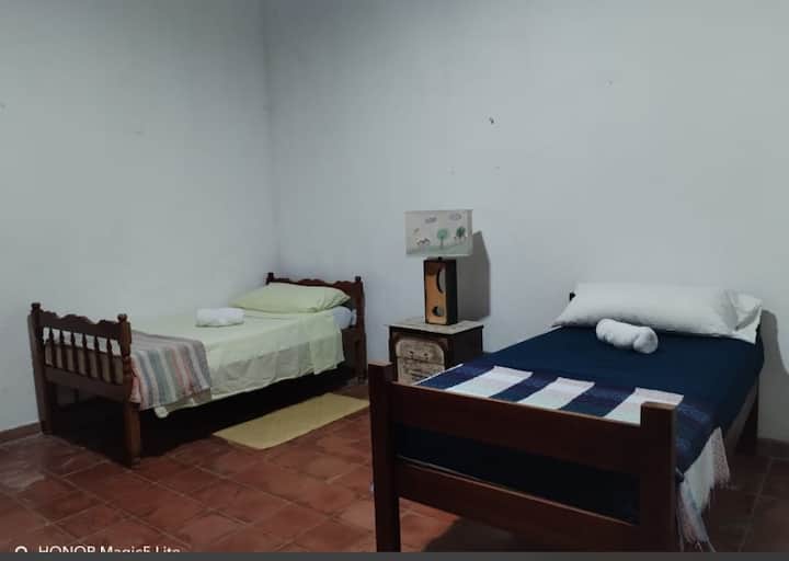 ფართო ოთახი, პირადი სააბაზანო, 2 საწოლი