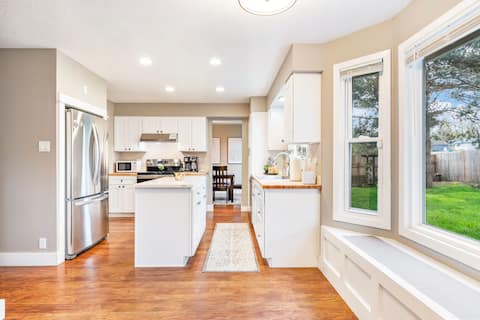 The Winter Deal Everyone Wants • Sleeps 12