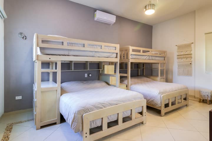 Hab num 3: 2 queen beds, 2 single beds /Room number 3: 2 queen beds, 2 twin beds