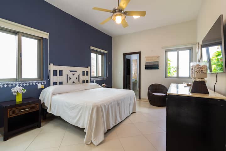 Hab num 5: 1 king bed/ Room num 5:  King bed.