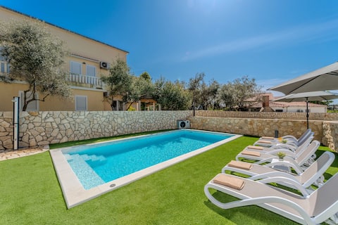 Villa Anita 2. city central ap. with a pool