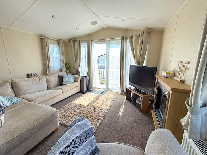 Caravan With Decking At Suffolk Sands Ref 45005hc - Felixstowe