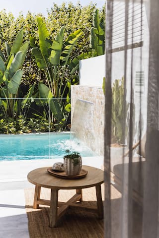 Stylish home, steps to the beach