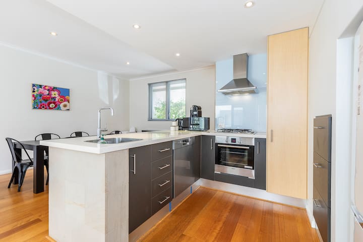 Modern Townhouse in Shenton Park with Parking