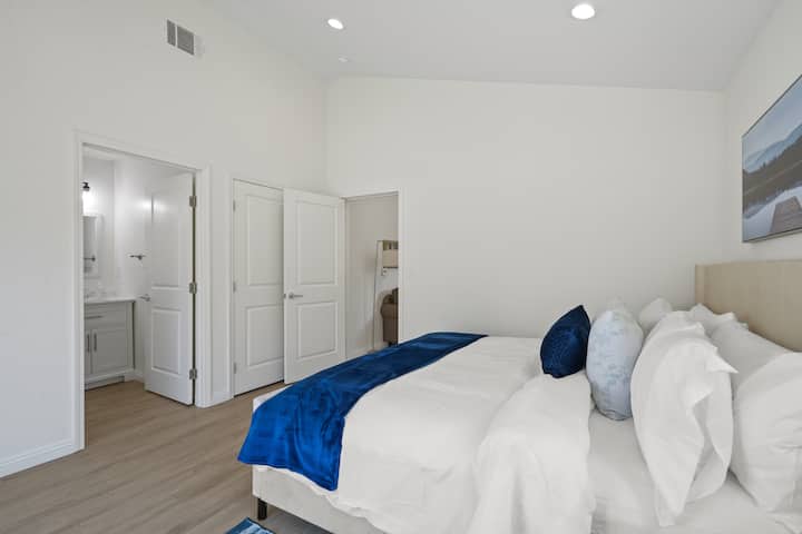 Mirna, hladna i opuštena - u ovoj se spavaćoj sobi sve vrti oko mirne atmosfere.