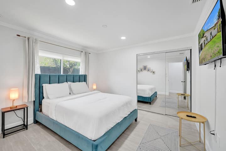 Queen ‑ ის ზომის საწოლი ხელმისაწვდომია სტუმრების საძინებელში