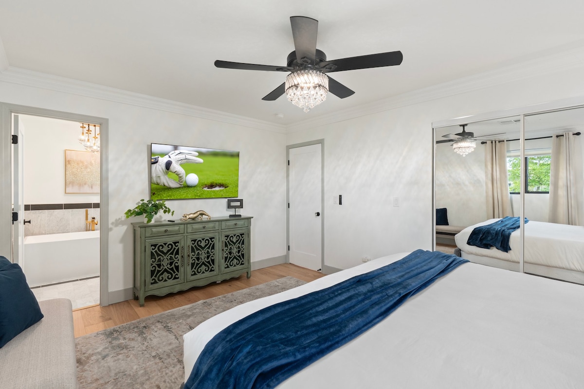 Šiame elegantiškame ir ramiame miegamajame yra karališko dydžio lova, veidrodinė spinta ir privatus kambarys, kad būtų užtikrintas maksimalus komfortas ir patogumas.