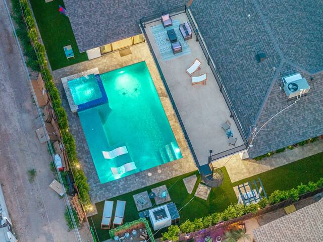 Aquarium Floor, Pool & Jacuzzi – Walk to Old Town