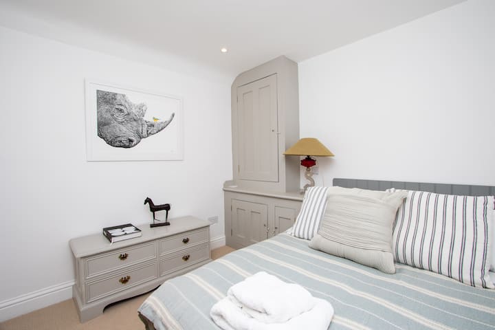 Predivna udobna dvokrevetna soba s električnim krovnim prozorom u stropnom prostoru i električnim roletama za zamračenje. Iznimno udoban madrac s oprugama i gumbima, originalni ormarići i tepisi osiguravaju najmirniji san.