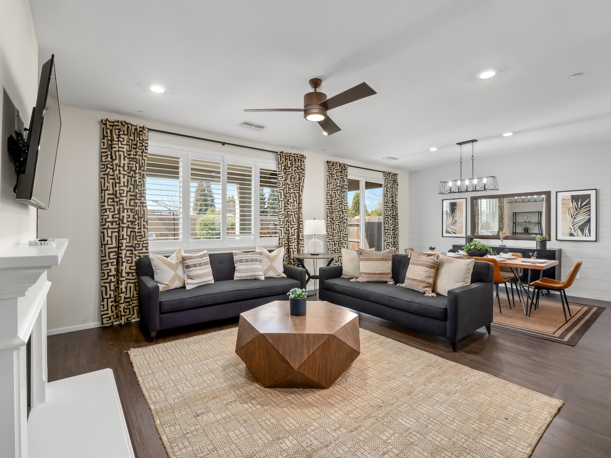 Top performing Airbnb: Brand New | Hot Tub | King Suite | BBQ | Fire Pit in Fresno