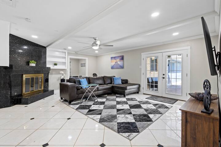 Darvany Haven: Pool & Spa Retreat @ Prime Location gallery image 2