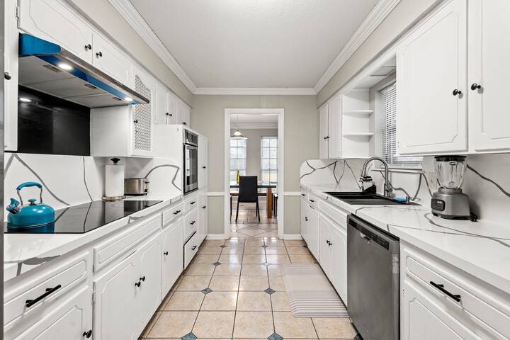 Darvany Haven: Pool & Spa Retreat @ Prime Location gallery image 4