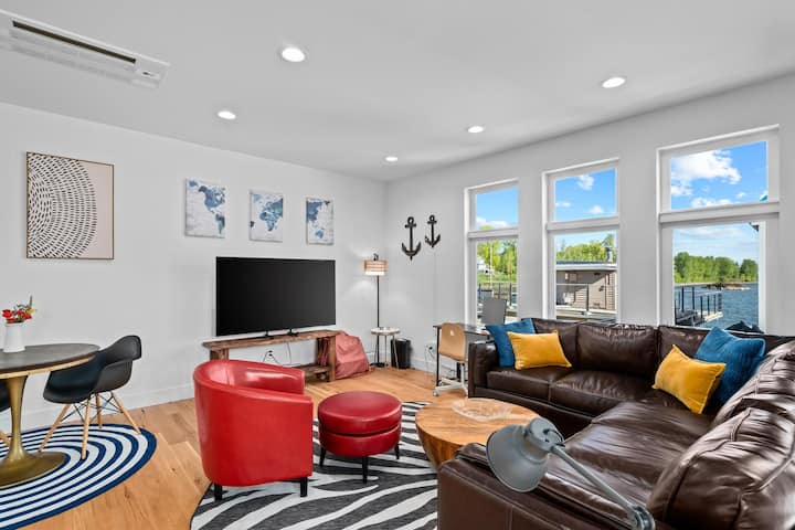 Stunning Macadam Floating Home On The Wilamette! - Portland, OR