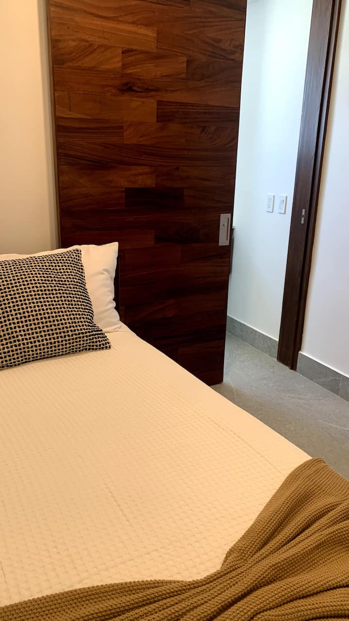 Соба со единечен кревет, има и клима уред и бања во спалната соба 

