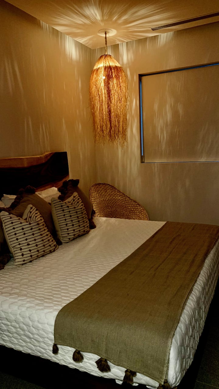 Голема спална соба со брачен кревет (king-size), дизајнирана да понуди удобност и одмор во светол и добро опремен простор.