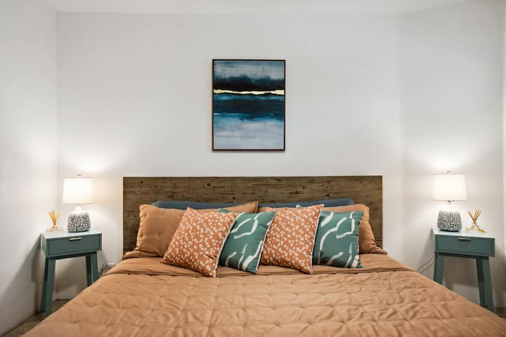 Udobno spavajte na našem bračnom krevetu, obloženom hladnim plahtama, prekrivačem od bambusa i jastucima od memorijske pjene.