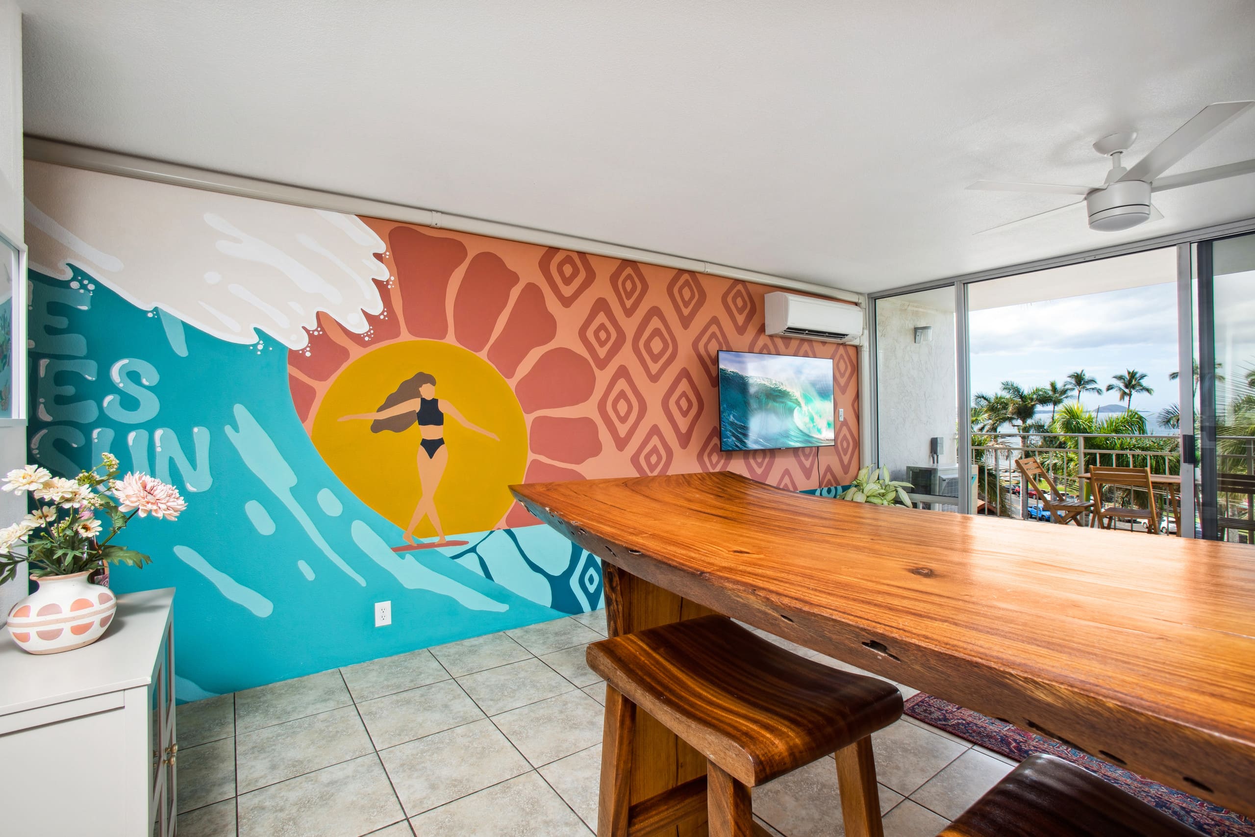 Aloha Vibes: Oceanfront View, Beach & Food Trucks - Image 1
