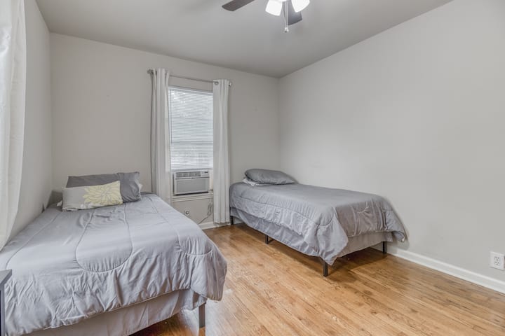 Dva odvojena kreveta u drugoj spavaćoj sobi. Dodane su komode, stol i svjetiljke (nisu na fotografiji).