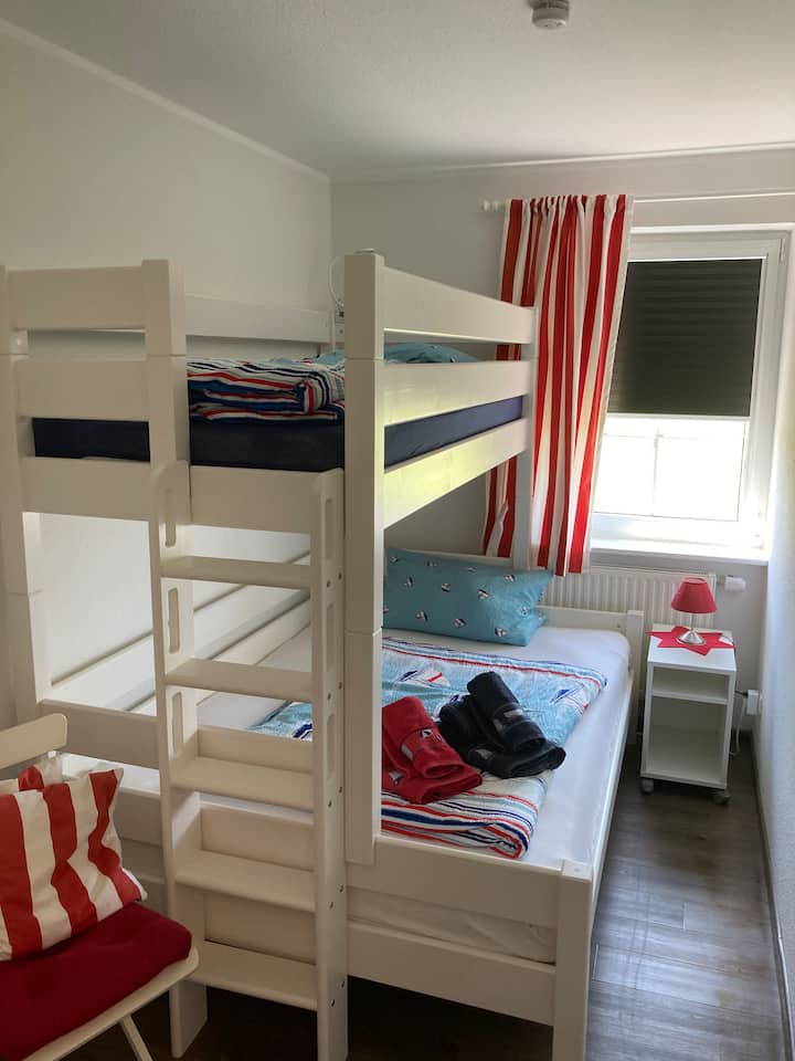 Ზედა საწოლის ზომა 90 × 200 სმ
Ქვედა საწოლის ზომა 140 × 200 სმ