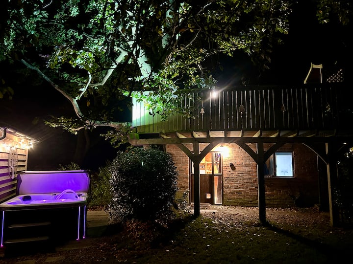 Studio & Balcony With Tree Growing Through It, Spiral Staircase, Stunning Views. - Sussex