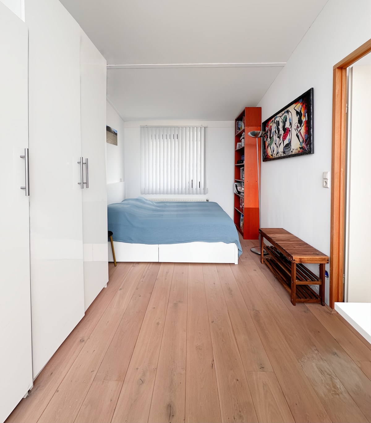 Sjenila u sobi ne zatamnjuju je u potpunosti, a ljeti može biti malo toplije.