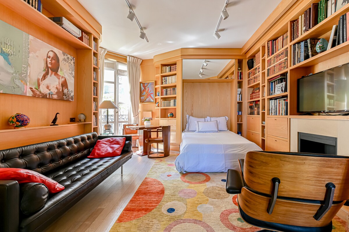 Голема втора спална соба со брачен кревет и бар на работно биро 