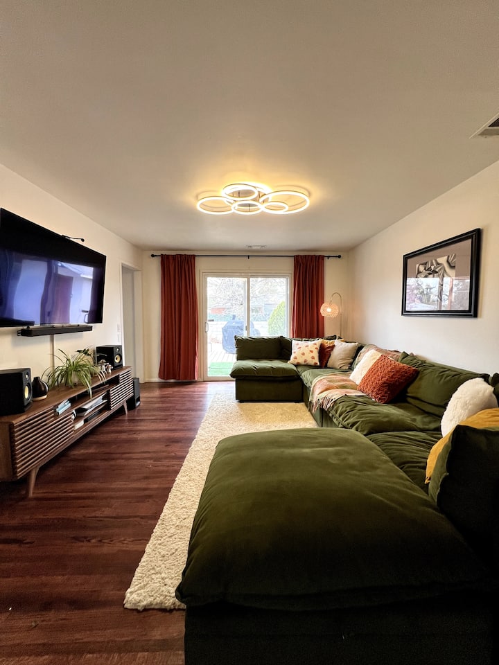 Priestranný druhý obytný priestor s televízorom s uhlopriečkou 75 palcov a zvukovým systémom. Ideálne na vychutnanie si filmov s rodinou a priateľmi.