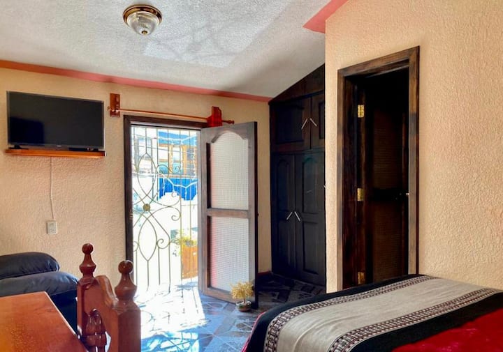 Las 2 habitaciones con balcón son las habitaciones más grandes de la casa y se ubican en el segundo piso de la casa.