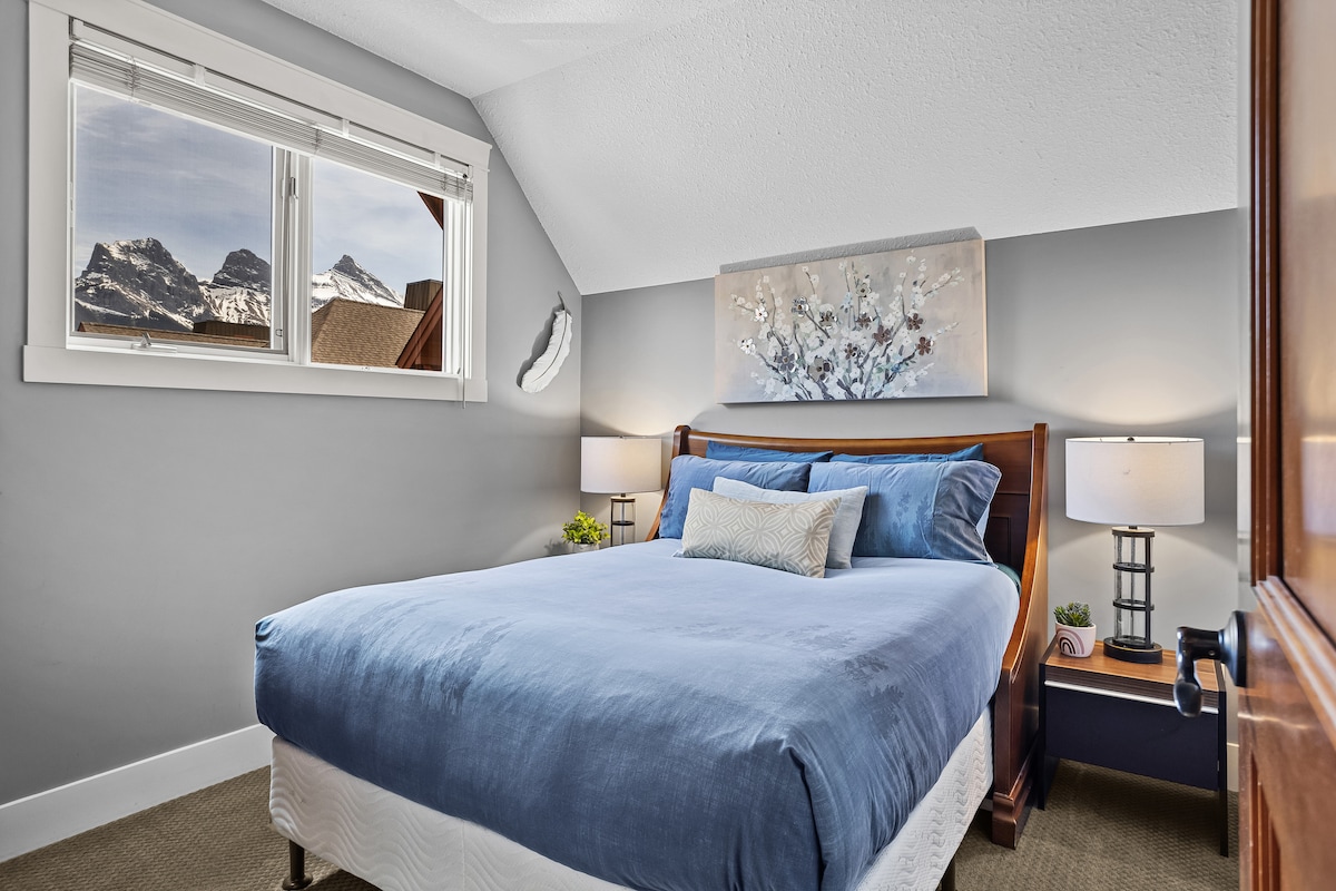 Spálňa č.2 s manželskou posteľou Queen a výhľadom na hory orientovaná na juhovýchod.