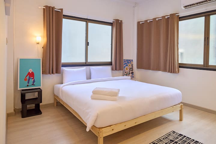 Cozy | 5-BRs, 10pax spacious Liv, 5mins to BTS gallery image 3