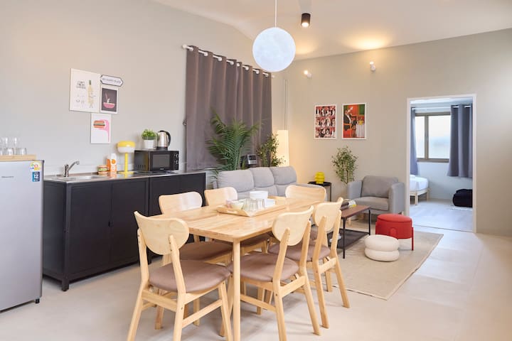 Cozy | 5-BRs, 10pax spacious Liv, 5mins to BTS gallery image 2