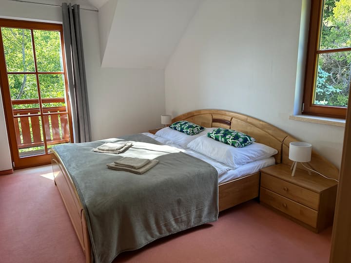 阳台可俯瞰山脉，衣柜