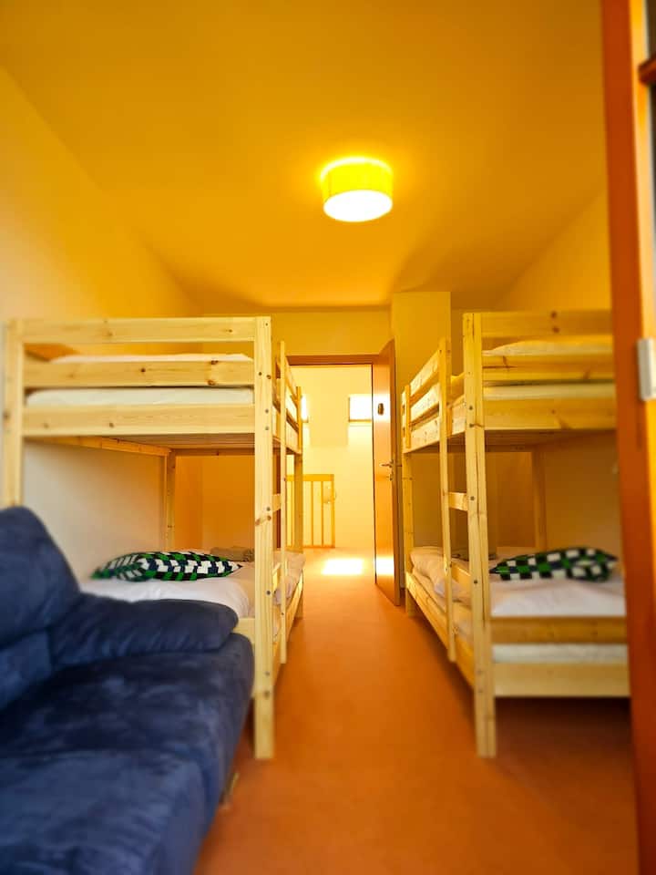 儿童房，带阳台、沙发和书桌