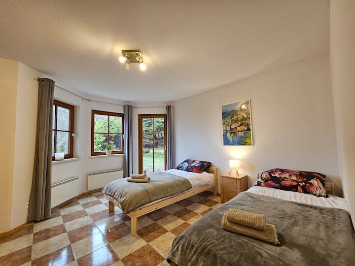 卧室带露台，可通往花园，独立卫生间带马桶和淋浴间，衣柜。 这间客房位于一楼。 所有其他房间都在二楼。