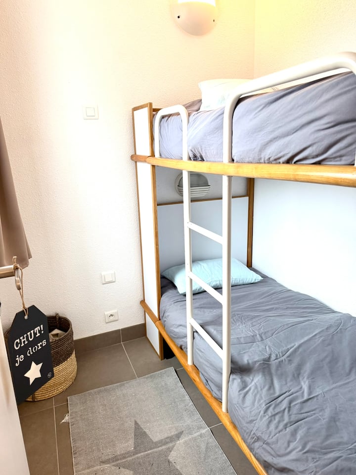 Dječja brvnara
Udoban prostor posebno dizajniran za djecu s krevetom na kat. Savršeno za ugodne noći i pune imaginarnih pustolovina!
